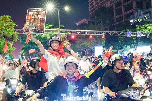 Trên đường Tôn Đức Thắng, hàng nghìn xe máy nối dài. Nhiều cổ động viên vừa di chuyển vừa vẫy cờ, bấm còi và hát những bài cổ động, tạo nên không khí náo nhiệt giữa trung tâm TPHCM.