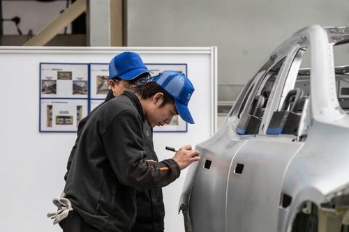 Tesla và 8 hãng ô tô Trung Quốc đang phải thực hiện đợt triệu hồi lớn vì vấn đề an toàn tay nắm cửa ô tô. Ảnh: NY Times