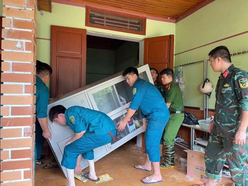 Lực lượng chức năng phường Bắc Kạn hỗ trợ di dời tài sản cho gia đình bà Vũ Thị Ánh