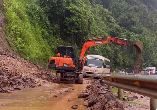 Lực lượng chức năng khắc phục sự cố sạt lở