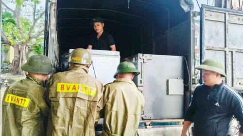 Cơ quan chức năng tỉnh Bắc Ninh hỗ trợ người dân di dời đến nơi an toàn.