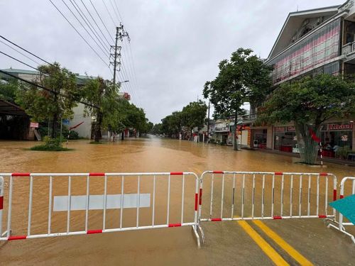 Nhiều tuyến đường bị phong tỏa do mưa ngập nặng