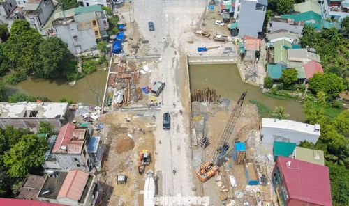 Trên tuyến 1,5 km đại lộ Lê Lợi đang mở rộng sẽ có hai cây cầu gồm cầu Cao bắc qua kênh Bắc đã hoàn thiện và cầu Đống bắc qua sông Nhà Lê đang thi công mở rộng mặt cầu tương đương với diện tích mặt đường sau mở rộng.