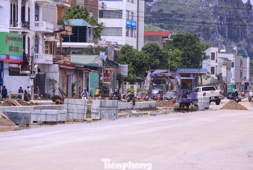Trao đổi với PV Tiền Phong, đại diện Ban Quản lý dự án đầu tư xây dựng các công trình Dân dụng và Công nghiệp Thanh Hóa (chủ đầu tư) cho biết, đến nay, tiến độ dự án đạt hơn 75%. Trước yêu cầu đưa dự án thông xe kỹ thuật, giảm ùn tắc giao thông vào 2/9, vượt tiến độ 3 tháng, chủ đầu tư đã yêu cầu các nhà thầu tập trung nhân lực, máy móc, thiết bị... khẩn trương đẩy nhanh tiến độ đề ra.