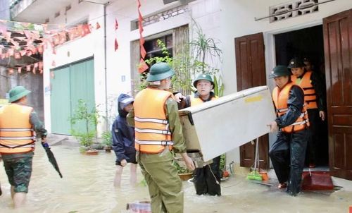Tại khu vực ven sông Kỳ Lừa, nước tiếp tục dâng cao, sáng nay lực lượng chức năng gồm quân đội, công an đã hỗ trợ người dân di chuyển đồ đạc để đi di tản.