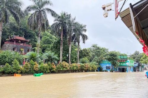 Tại khu vực trung tâm Lạng Sơn nước ngập sâu cả mét, nhiều tuyến đường giao thông bị phong tỏa.