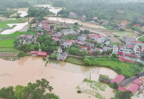 Một khu vực dân cư tại Lạng Sơn ngập trong nước và các tuyến đường giao thông bị chia cắt
