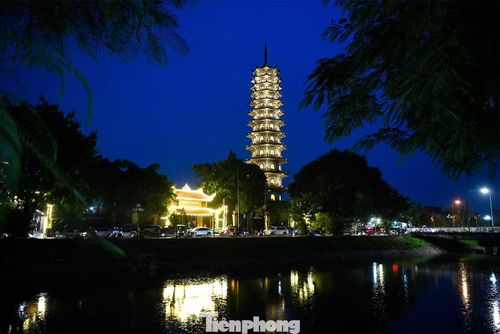 Đại lễ khép lại trong đêm mưa. Hàng nghìn người vẫn ở lại đến cuối chương trình, trong đó có nhiều gia đình với ba thế hệ cùng tham dự lễ Vu Lan.