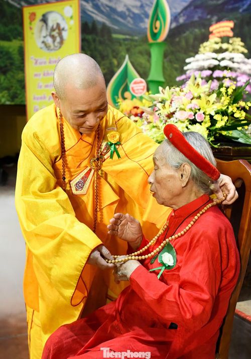 Hòa thượng Thích Bảo Nghiêm tặng hoa cho mẹ tại buổi lễ. Hình ảnh người con dành tình cảm cho mẹ trở thành một trong những khoảnh khắc đáng chú ý của chương trình.