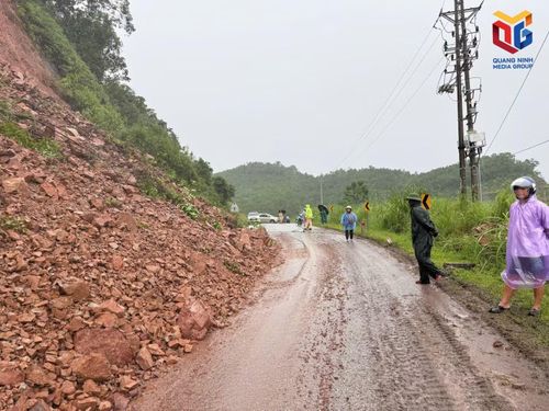 Điểm sạt lở xảy ra tại Km100+200 Quốc lộ 4B, đoạn qua xã Tiên Yên khiến khoảng 600 m3 đất đá tràn xuống mặt đường. Ảnh: Báo PT-TH Quảng Ninh.