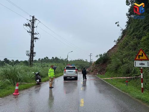 Ngay khi xảy ra sự cố, đội CSGT đường bộ số 3, Phòng CSGT, Công an tỉnh Quảng Ninh đã phối hợp với chính quyền địa phương và Công ty Xây dựng 207 - đơn vị quản lý, đảm bảo giao thông, cho máy xúc khẩn trương khắc phục điểm sạt lở. Ảnh: Báo PT-TH Quảng Ninh.