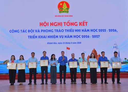 Trao bằng khen của Hội đồng Đội T.Ư cho các tập thể.