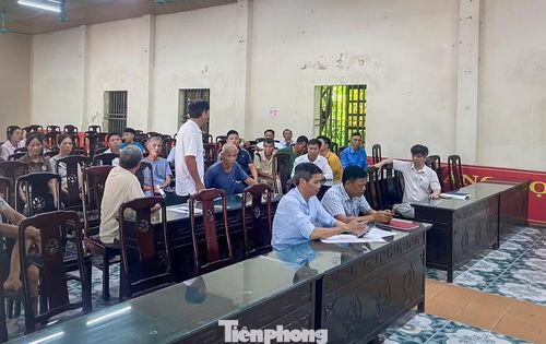 Đại diện UBND xã Vạn Thắng và hàng chục người dân chờ họp nhưng cán bộ Ban 2 không tới.