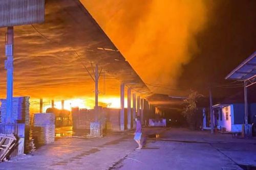 Một cơ sở chế biến gỗ cao su tại huyện Yarang (tỉnh Pattani) bị thiêu rụi trong đêm. (Ảnh: Bangkok Post)