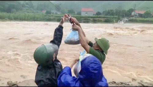 Ròng rọc tiếp lương thực cho thôn bị cô lập do mưa lũ ở xã Đại Sơn. Ảnh cắt từ clip.
