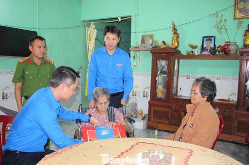 Đoàn công tác thăm hỏi, tặng quà Mẹ Việt Nam Anh hùng Nguyễn Thị Xuân.