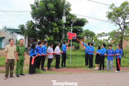 Khánh thành công trình "Thắp sáng đường quê".