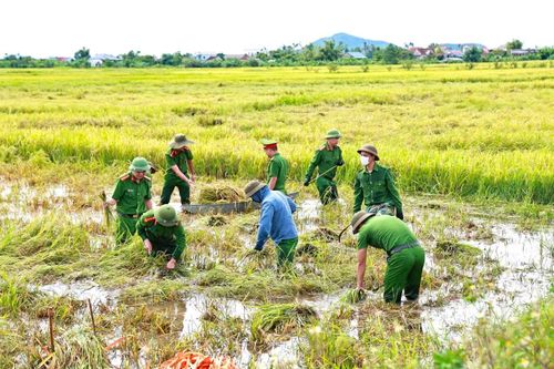 Sự chung sức của các lực lượng tại địa phương, trong đó có đoàn viên thanh niên, công an không chỉ giúp người dân giảm bớt thiệt hại sau mưa lớn mà còn lan tỏa tinh thần xung kích, trách nhiệm và sẻ chia.