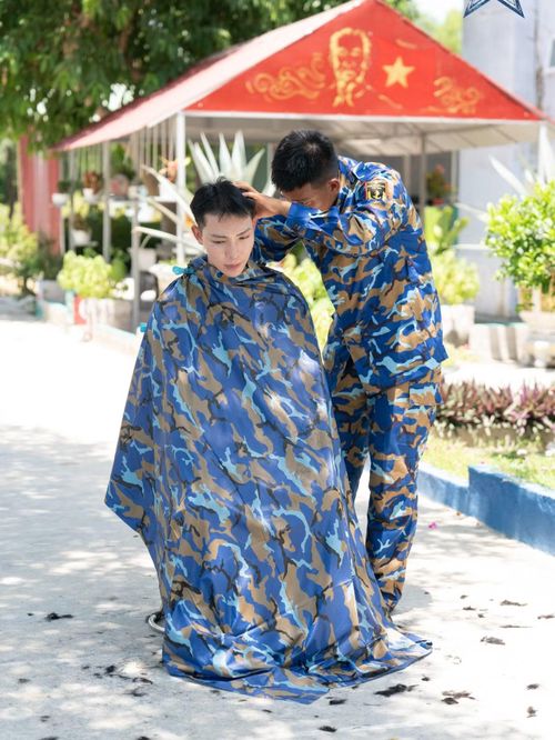 Erik thực hiện thử thách cắt tóc.