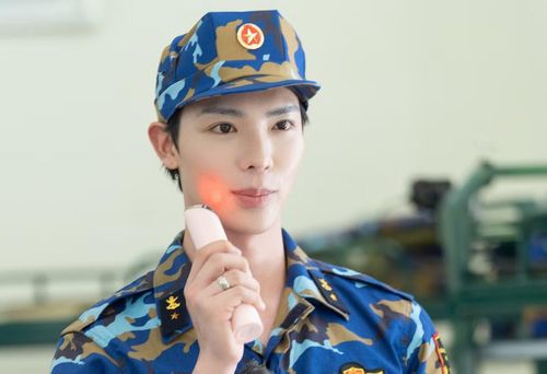 Đại diện đơn vị sản xuất cho biết chưa đủ để thời gian để đánh giá Erik có phù hợp với chương trình hay kết luận về khả năng thích nghi của nam ca sĩ.