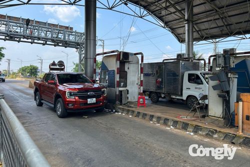 Các phương tiện qua Trạm BOT Quang Đức đều phải dừng mua vé thủ công.