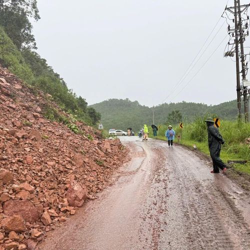 Tại km100+200 Quốc lộ 4B, hướng từ xã Tiên Yên ra cảng Mũi Chùa, khoảng 600m³ đất đá sạt xuống đường. Đội CSGT số 3 phối hợp chính quyền địa phương cấm tạm thời hai chiều đường để khắc phục.