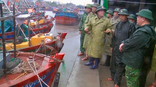Thiếu tướng Khúc Thành Dư, Phó Chính ủy Quân khu 3 kiểm tra công tác chuẩn bị phòng, chống bão tại Trung đoàn 50 và khu vực cảng cá Ngọc Hải, phường Đồ Sơn, TP Hải Phòng.