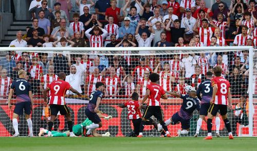 Ngay sau giờ giải lao, Brentford có bàn thứ ba với pha đệm cận thành của Kayode