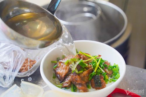 Quán bún chả chan này từng được Michelin gọi tên vào danh sách "quán ăn ngon, giá hợp lý" trong 3 năm liền (2024 – 2026). Ảnh: Kim Ngân