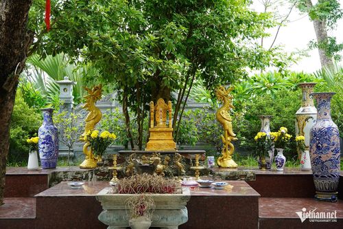 Khối đá cổ là trung tâm không gian thờ tự tại đền Cô Đá