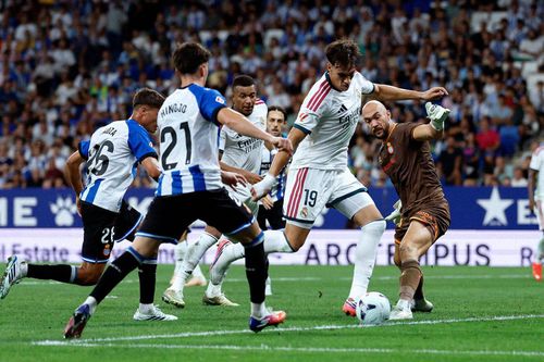 Carlos Espi giải cứu Mourinho. Ảnh: Diario AS