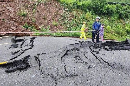 Khu vực xảy ra đứt gãy kéo dài khoảng 200m. Lực lượng chức năng đang dựng hàng rào để đảm bảo an toàn. Ảnh: Đ.X