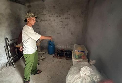 Bị cáo Vũ Viết Mạnh và vị trí lực lượng chức năng phát hiện 1 trong 2 khẩu súng.