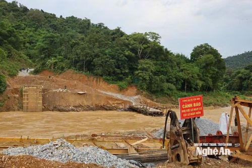 Cầu tạm tại xã Yên Hoà bị cuốn trôi ngày 21/8/2026. Ảnh: P.V
