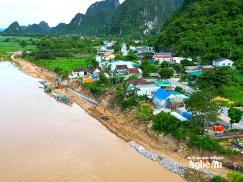 Kè chống sạt lở tại khu vực eo Vực Bồng, thôn Vĩnh Hoàn, xã Con Cuông. Ảnh: Văn Trường