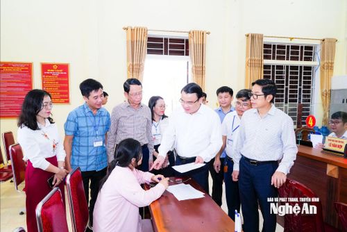 Phó Chủ tịch UBND tỉnh Phùng Thành Vinh trao đổi với người dân và cán bộ Trung tâm Phục vụ hành chính công xã Kim Bảng. Ảnh: T.L