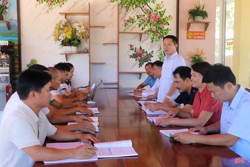 Giáo viên Trường THPT Cù Huy Cận sinh hoạt chuyên môn, chuẩn bị cho năm học mới.