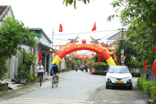 Không khí lễ hội Rằm tháng Bảy tại thôn Tân Trung (xã Hồng Lộc).