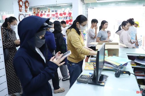 Nhiều phụ huynh lo lắng khi chưa mua được đủ sách cho con.