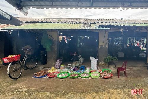 Điều đáng nói là trong khi nhiều hộ không có nơi kinh doanh ổn định thì bên trong chợ vẫn còn nhiều ki-ốt bỏ trống. Theo UBND xã Đức Quang, nguyên nhân là một số hộ đã ngừng kinh doanh nhưng không sang nhượng lại ki-ốt. Do các hộ này đã hoàn thành nghĩa vụ đóng thuế phí đến năm 2029 nên địa phương chưa có cơ sở để thu hồi, bố trí cho các hộ có nhu cầu sử dụng.