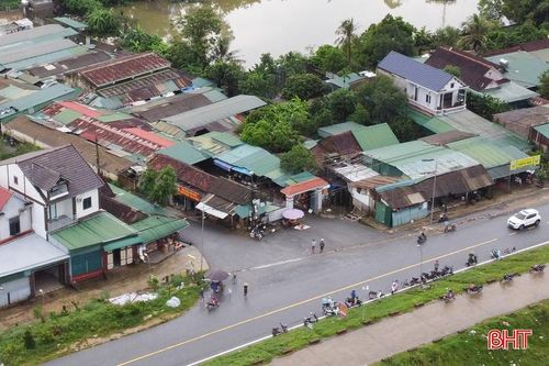 Từng là điểm giao thương sầm uất của người dân các xã Bùi La Nhân, Quang Vĩnh trước đây (nay là xã Đức Quang), chợ Trổ không chỉ là nơi trao đổi hàng hóa mà còn gắn bó với đời sống của nhiều thế hệ người dân địa phương. Tuy nhiên, sau nhiều năm đưa vào sử dụng, khu chợ đang bộc lộ nhiều bất cập về hạ tầng, khiến hoạt động kinh doanh gặp không ít khó khăn, đồng thời tiềm ẩn nguy cơ mất an toàn giao thông ngay cổng chợ.