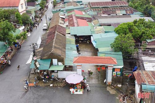 Hiện nay, chợ Trổ có khoảng 107 tiểu thương thường xuyên buôn bán. Các mặt hàng kinh doanh từ nhu yếu phẩm đến nông sản, thực phẩm do chính người dân địa phương trồng trọt, chăn nuôi.