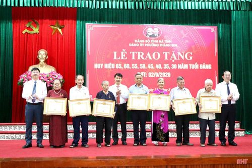 Dịp kỷ niệm Cách mạng tháng Tám và Quốc khánh 2/9/2026, toàn Đảng bộ phường Thành Sen có 745 đảng viên được trao tặng Huy hiệu Đảng
