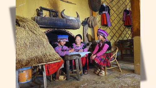  Truyền dạy vẽ tranh và hoa văn bằng sáp ong là phương thức bảo tồn văn hóa lâu đời của đồng bào dân tộc Mông. (Ảnh: Vietnam+) 