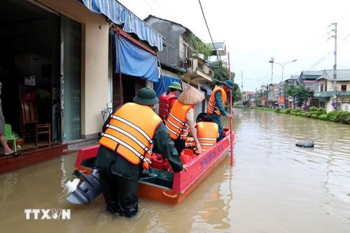 Xã Thất Khê, tỉnh Lạng Sơn bị ngập sâu với gần 1.000 hộ dân bị ảnh hưởng nhà ở, chủ yếu là ngập nước nên người dân và lực lượng chức năng phải di chuyển bằng thuyền trên Quốc lộ 4A qua địa bàn xã. (Ảnh: Văn Đạt/TTXVN)