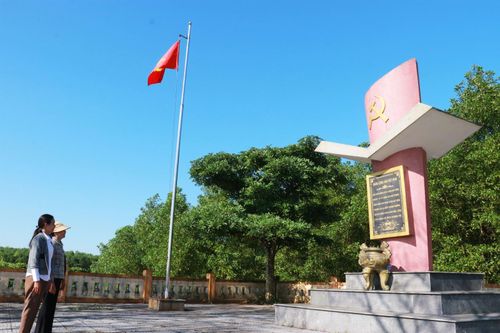 Bia di tích nơi thành lập Chi bộ Đảng cộng sản Việt Nam thôn An Tiêm (xã Triệu Phong) là “địa chỉ đỏ” giáo dục truyền thống cách mạng cho các thế hệ.