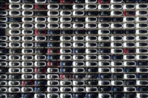 Xe ô tô nhập khẩu trong đó có xe ô tô điện Tesla tại Cảng Đài Bắc, Đài Loan, Trung Quốc. Ảnh: AFP/TTXVN