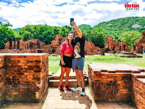 Anh Erich Sone chụp ảnh check in cùng bạn gái tại Khu đền tháp Mỹ Sơn.
