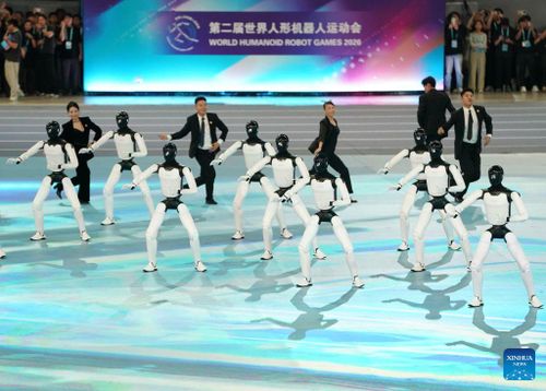 Các robot hình người biểu diễn cùng con người trong lễ khai mạc. Ảnh: Tân Hoa Xã