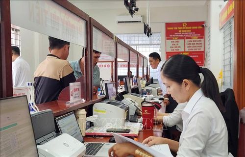 Xử lý thủ tục hành chính tại tỉnh An Giang. Ảnh: Văn Sĩ - TTXVN